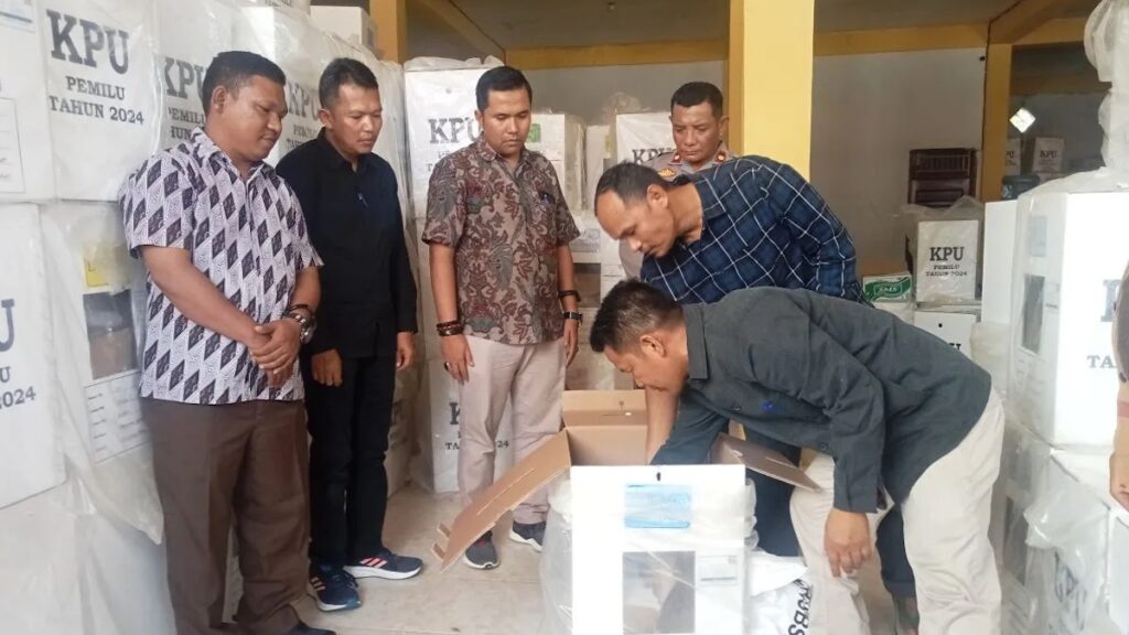 Ketua KPU Pasaman Barat Alfi Syahrin (tiga dari kiri) saat meninjau gudang logistik kebutuhan Pilkada 2024. (ANTARA/Altas Maulana)