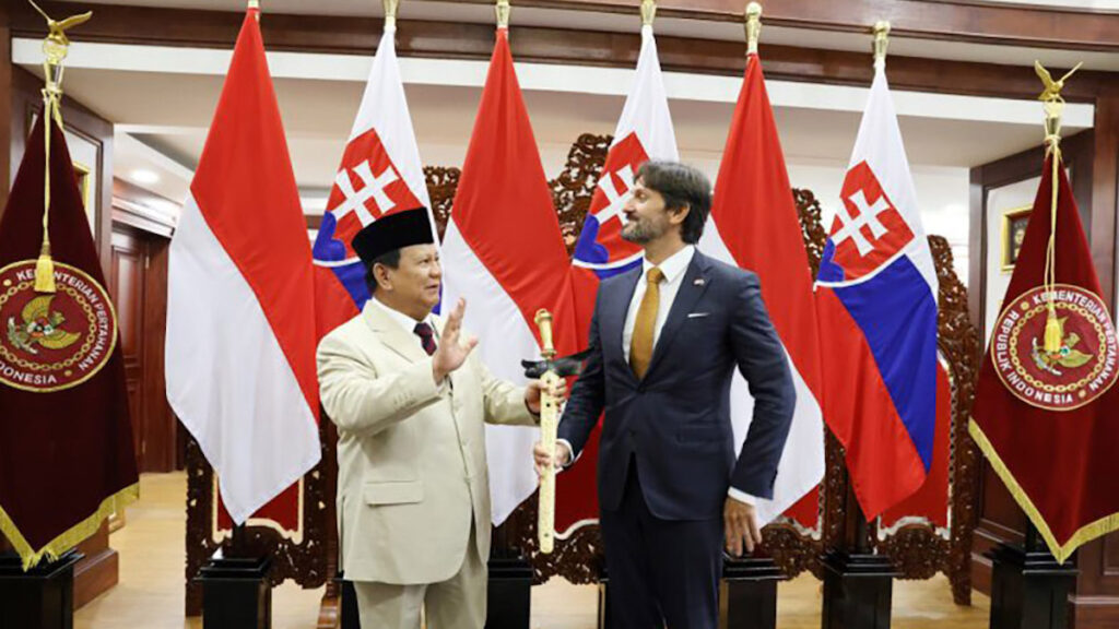 Menteri Pertahanan Republik Indonesia, Prabowo Subianto, menerima kunjungan kehormatan dari Deputi Perdana Menteri sekaligus Menteri Pertahanan Republik Slovakia, Robert Kaliňák, di Kementerian Pertahanan, Jakarta, Kamis (10/10/2024). (Foto. Humas Kemhan RI)