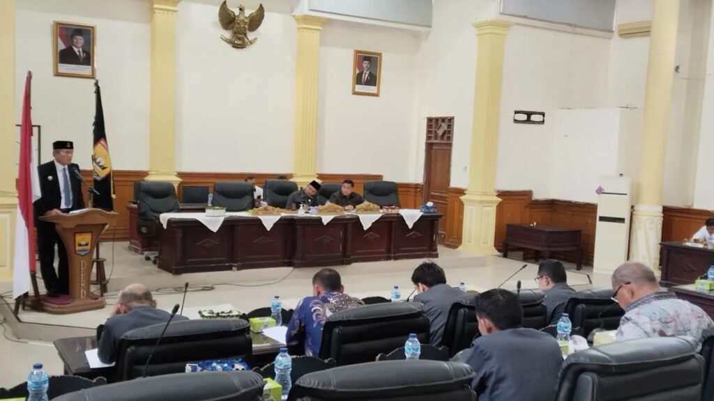 Penjabat Wali Kota Pariaman, Sumbar Roberia membacakan Nota Penjelasan Wali Kota tentang R-APBD Kota Pariaman 2025 pada sidang paripurna di DPRD Pariaman, Senin. (ANTARA/Aadiaat M. S.)