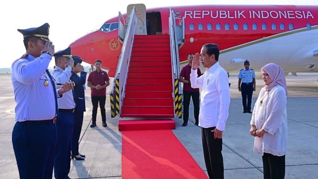 Presiden Joko Widodo (Jokowi) didampingi Ibu Iriana Joko Widodo bertolak menuju Ibu Kota Nusantara (IKN), Provinsi Kalimantan Timur (Kaltim), Jumat (11/10/2024). (Foto: BPMI Setpres)