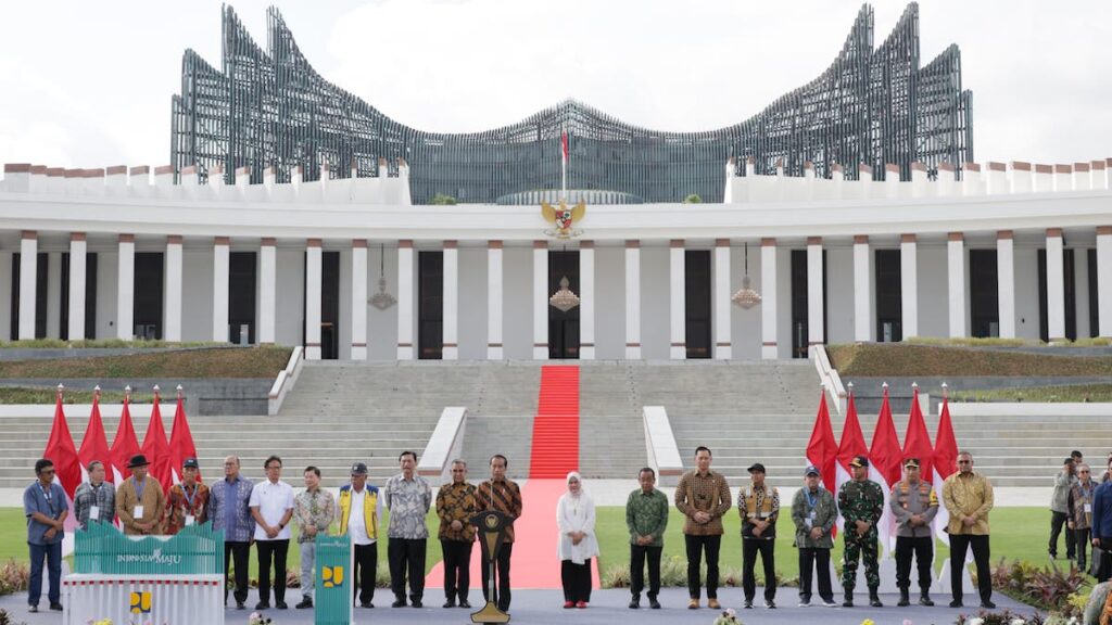 Menteri Agraria dan Tata Ruang/Kepala Badan Pertanahan Nasional (ATR/BPN), Agus Harimurti Yudhoyono (AHY) mendampingi Presiden Joko Widodo dalam Peresmian Istana Negara di Ibu Kota Nusantara (IKN), Provinsi Kalimantan Timur, Jumat (11/10/2024). (Foto Istimewa/Humas Kementerian ATR/BPN)