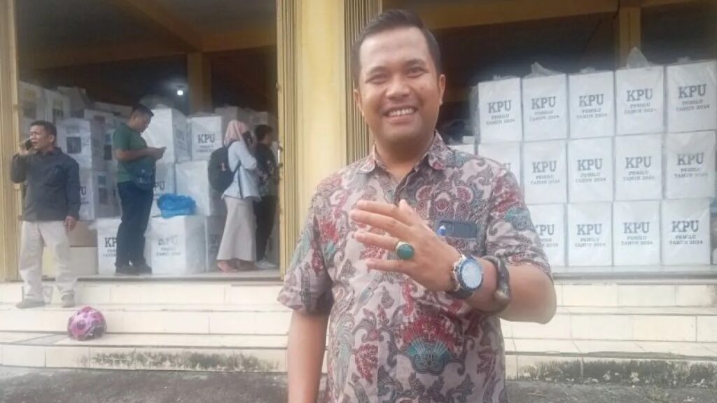 Ketua KPU Pasaman Barat Alfi Syahrin saat melihat kondisi gudang penyimpanan logistik Pilkada 2024. (Antara/Altas Maulana)