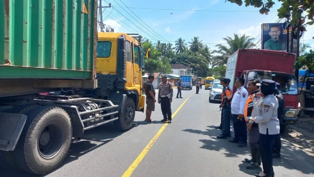 Petugas Satlantas Polres Pasaman Barat saat melaksanakan operasi zebra singgalang, Sabtu (26/10/2024). (Antara/Altas Maulana)