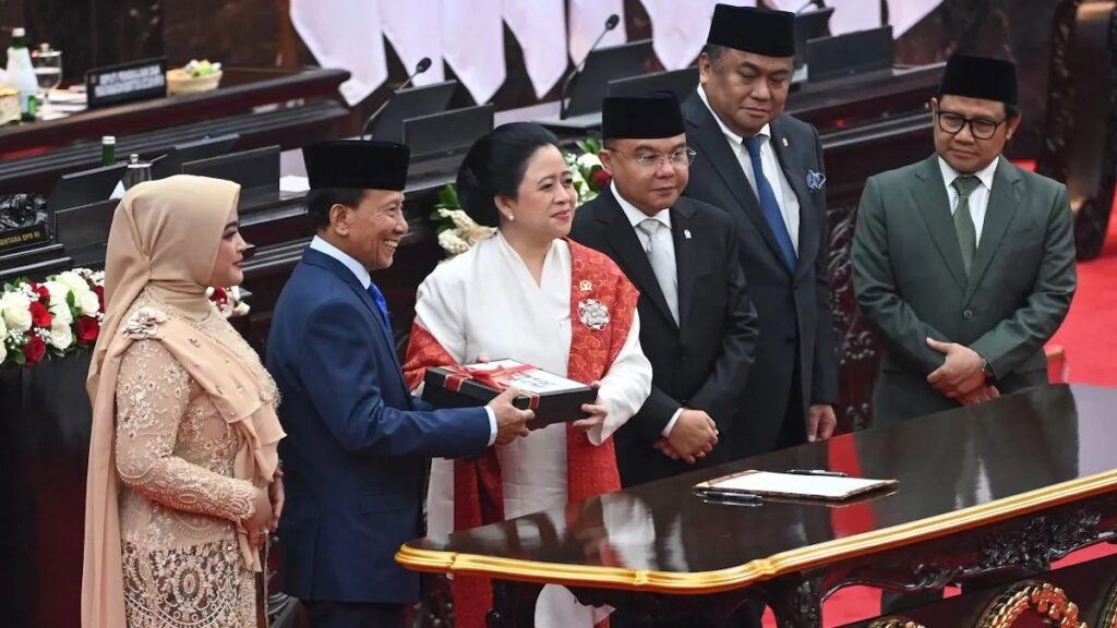 Anggota DPR periode 2024-2029 tertua dari Partai Demokrat Zulfikar Achmad (kedua kiri) didampingi anggota DPR termuda dari Partai Gerindra Annisa MA Mahesa (kiri) menerima berkas Memori DPR dari Ketua DPR periode 2019-2024 Puan Maharani (ketiga kiri) bersama jajaran Wakil Ketua DPR periode 2019-2024 Sufmi Dasco Ahmad (ketiga kanan), Rachmat Gobel (kedua kanan) dan Muhaimin Iskandar (kanan) dalam rapat paripurna perdana di Gedung Nusantara, Kompleks Parlemen, Senayan, Jakarta, Selasa (1/10/2024). (ANTARA FOTO/Dhemas Reviyanto/app/rwa)