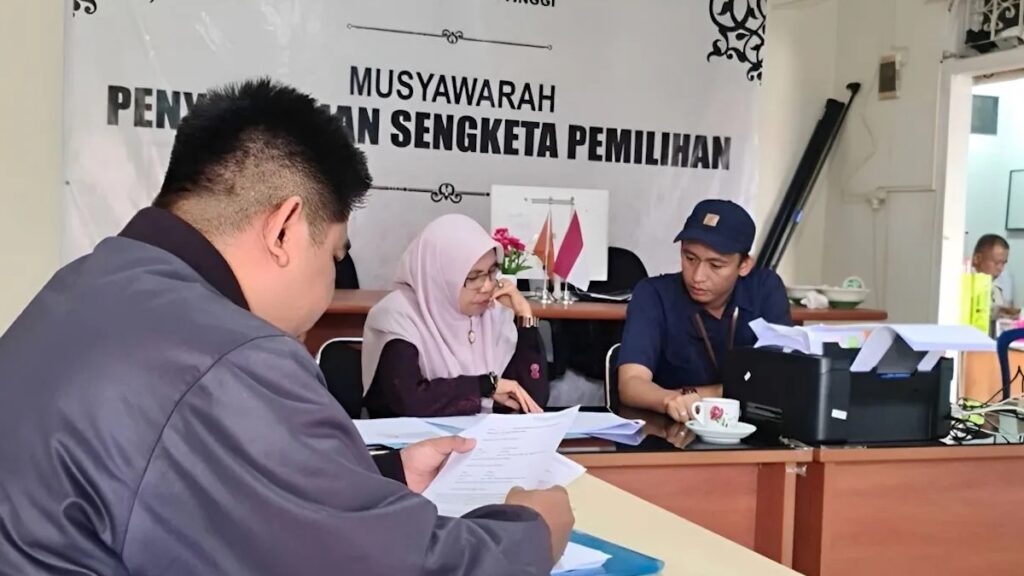 TeksL Komisioner Bawaslu Bukittinggi menerima laporan kasus perusakan alat peraga kampanye (APK) dari Ketua Tim Hukum Cawako Erman Safar. (Antara/Al Fatah)