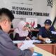 TeksL Komisioner Bawaslu Bukittinggi menerima laporan kasus perusakan alat peraga kampanye (APK) dari Ketua Tim Hukum Cawako Erman Safar. (Antara/Al Fatah)