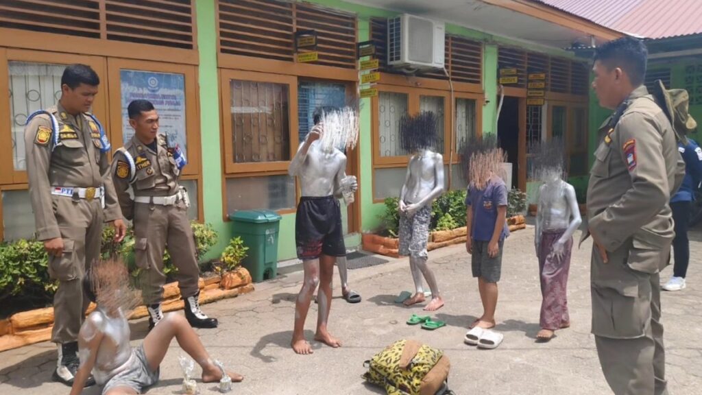 Satpol PP Padang amankan enam anak sebagai manusia silver karena kerap meresahkan di Pasar Raya Padang. (dok. Humas Satpol PP Padang)