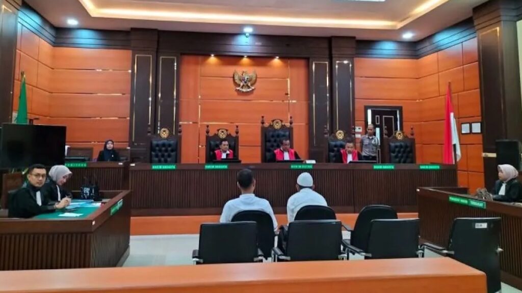 PN Padang menggelar sidang pembacaan eksepsi dari terdakwa kasus dugaan korupsi pengadaan alat praktik SMK pada Dinas Pendidikan Sumbar, Senin (14/10). (dok. ANTARA/FathulAbdi)