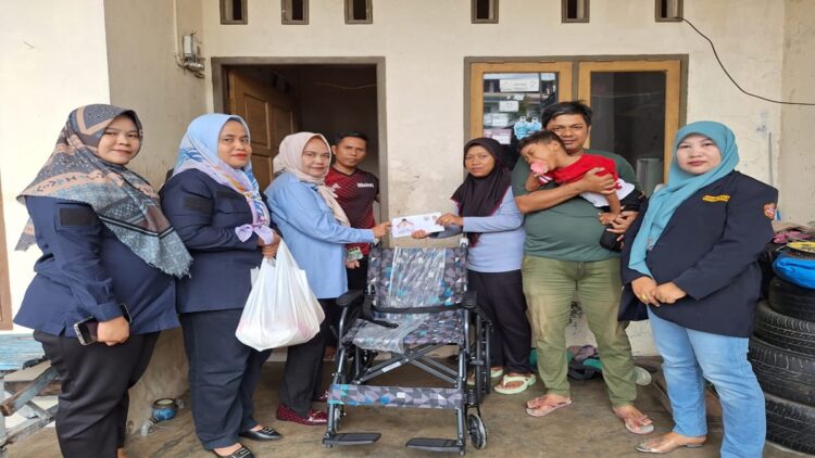 Tim Andre Rosiade menyerahkan bantuan kursi roda, BLT dan sembako untuk keluarga penjual roti keliling di Mata Air, Padang. (Foto: Tim AR)