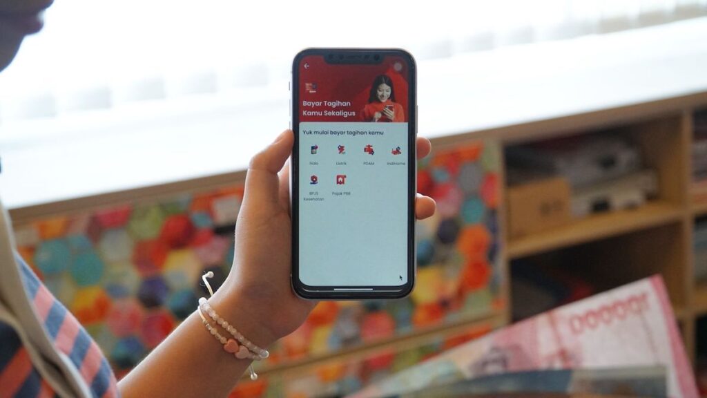 Telkomsel hadirkan fitur Bayar Sekaligus pada aplikasi MyTelkomsel yang menawarkan kemudahan pembayaran berbagai transaksi, mulai dari tagihan Halo, Indihome, BPJS Kesehatan, pembelian produk-produk Google Play Store, PBB, hingga tagihan listrik dan air melalui satu aplikasi. (dok. istimewa)