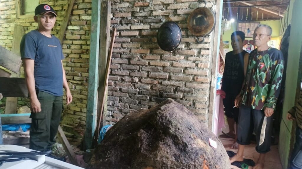 Batu besar timpa rumah warga akibat longsoran karena angin kencang di Padang. (dok. istimewa)