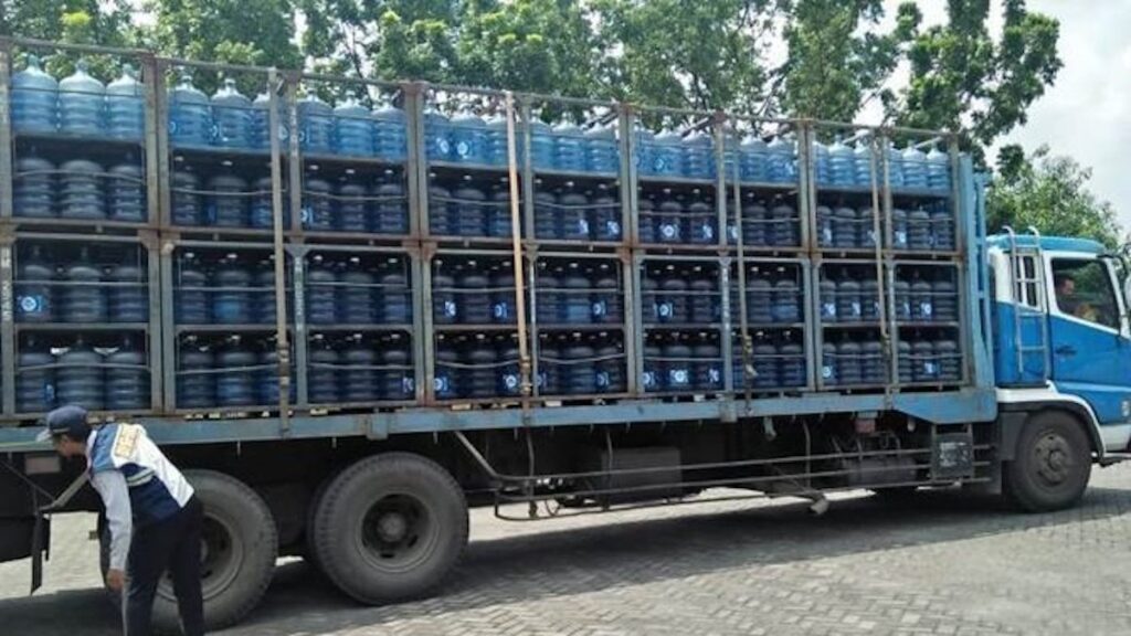 Distribusi AMDK galon dengan truk. (dok. infopublik)