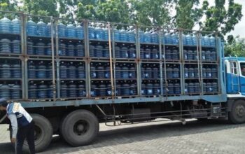 Distribusi AMDK galon dengan truk. (dok. infopublik)