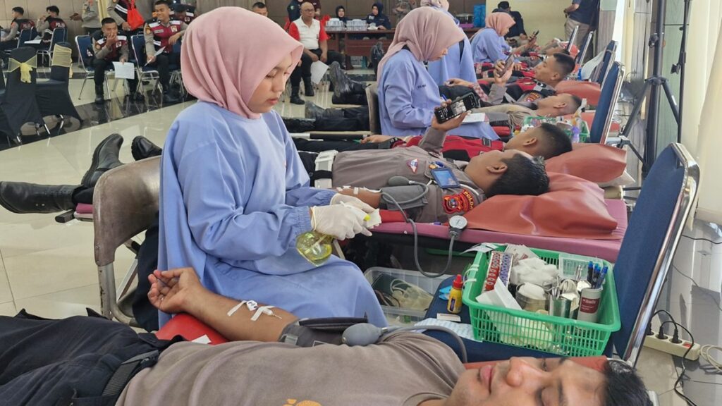 Donor darah dalam rangka Hari Jadi Humas Polri ke-73 di Polda Sumbar. (dok. Humas)