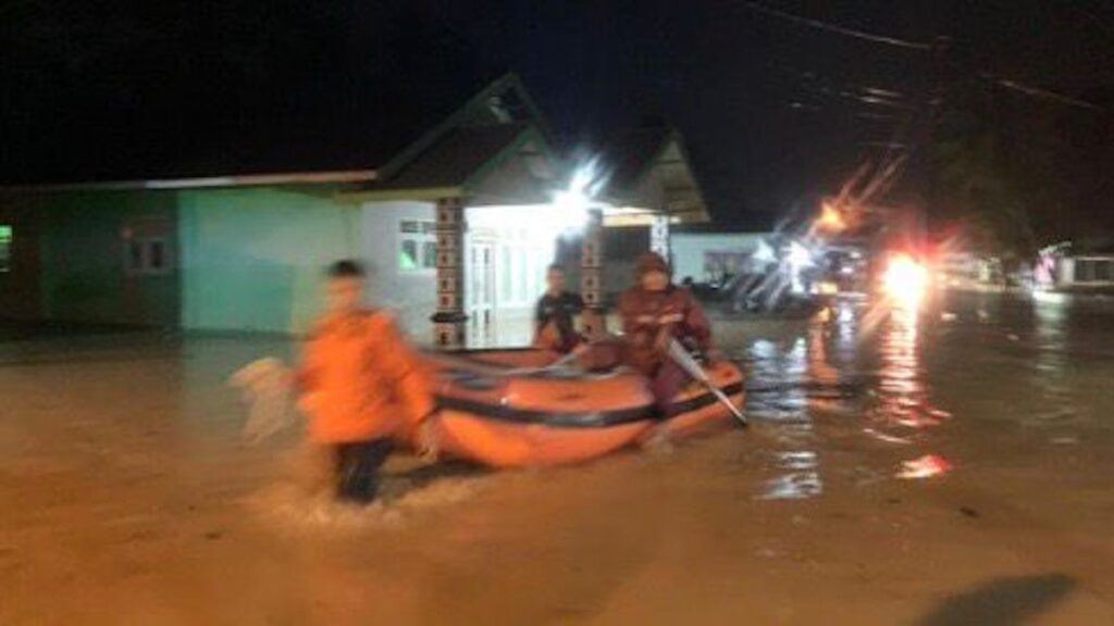 Evakuasi korban banjir di Padang Pariaman. (dok. BNPB)