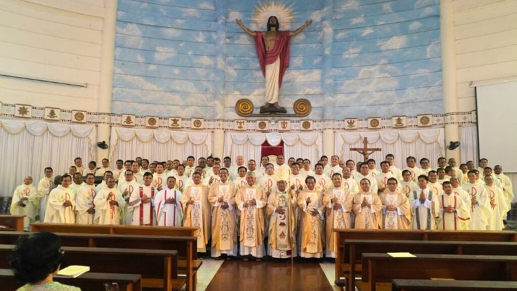 Foto bersama usai pelaksanaan Sinode III Keuskupan Sibolga 2024, di Gereja dan Aula Paroki St. Maria Bunda Para Bangsa, Gunungsitoli, Jalan Karet No 33 A, Gunungsitoli, Selasa (15/10/2024). (Kariadil Harefa/RadarSumbar)