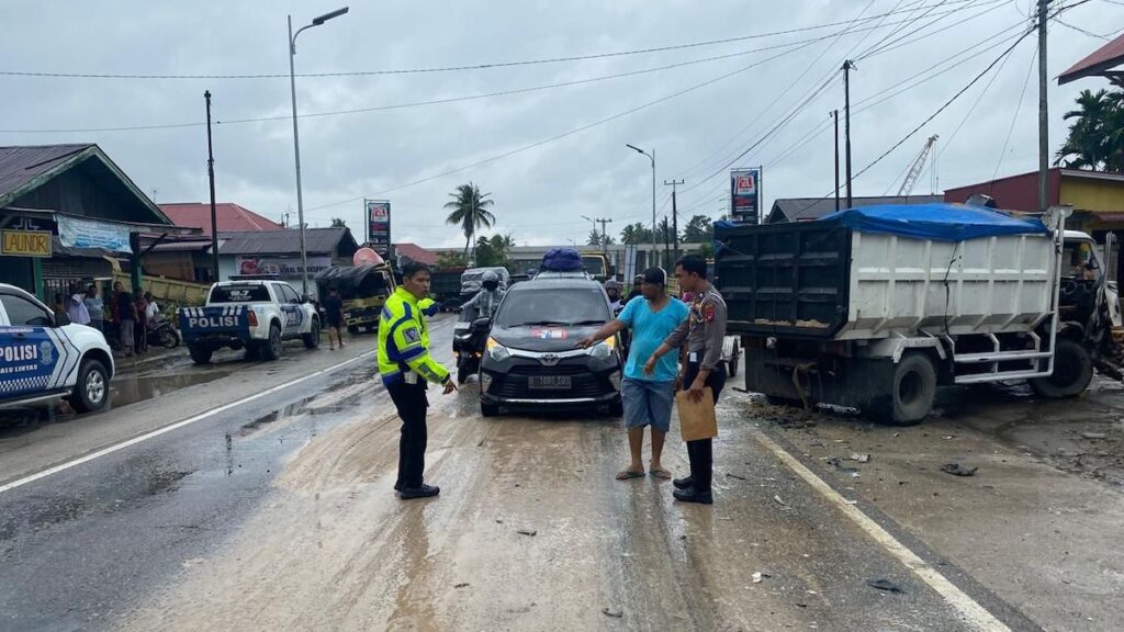 Polisi melakukan olah TKP kecelakaan beruntun di kawasan Batang Anai, Kabupaten Padang Pariaman. (dok. istimewa)