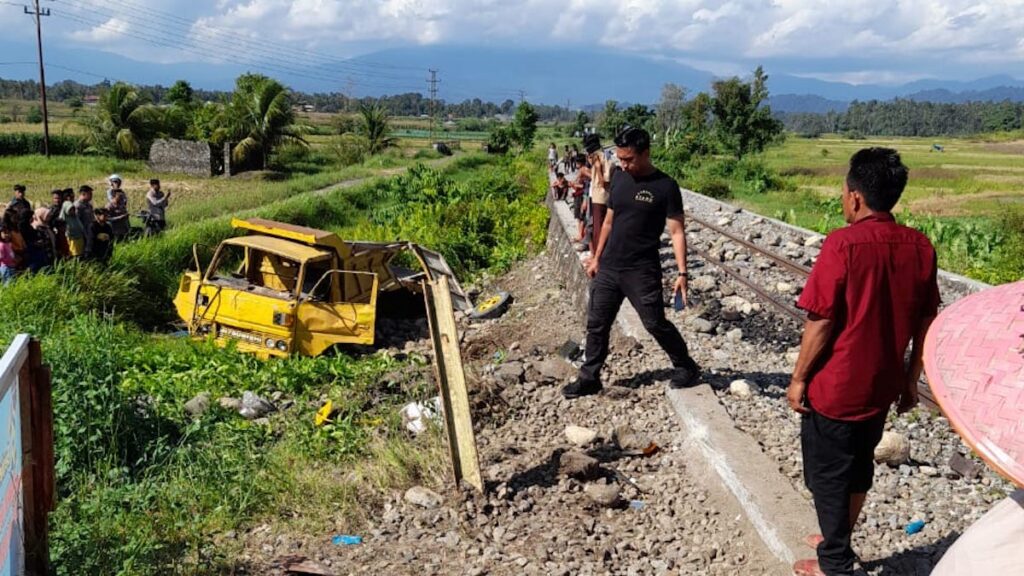 Kecelakaan kereta api dan truk di Kayu Tanam. (dok. istimewa)