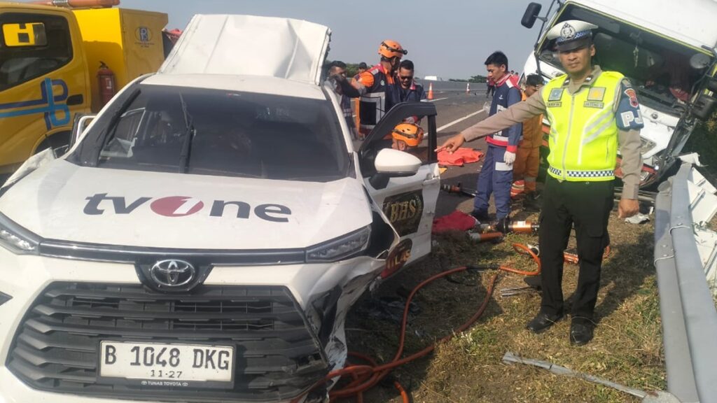 Mobil kru TV One yang kecelakan di Tol Pemalang. (dok. istimewa)