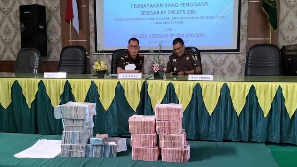 Pembayaran uang pengganti oleh terpidana korupsi dana hibah KONI Padang atas nama Agus Suardi sebesar Rp748.875.000, dan denda sebesar Rp200 juta. (ANTARA/FathulAbdi)