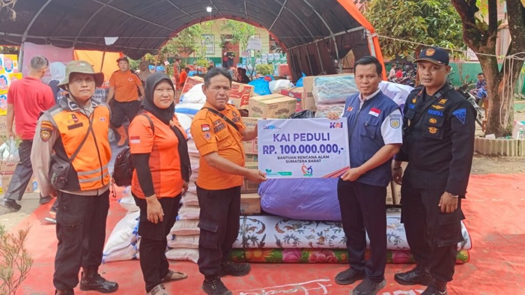 Penyerahan bantuan KAI Peduli melalui program TJSL di tahun 2024. (dok. istimewa)