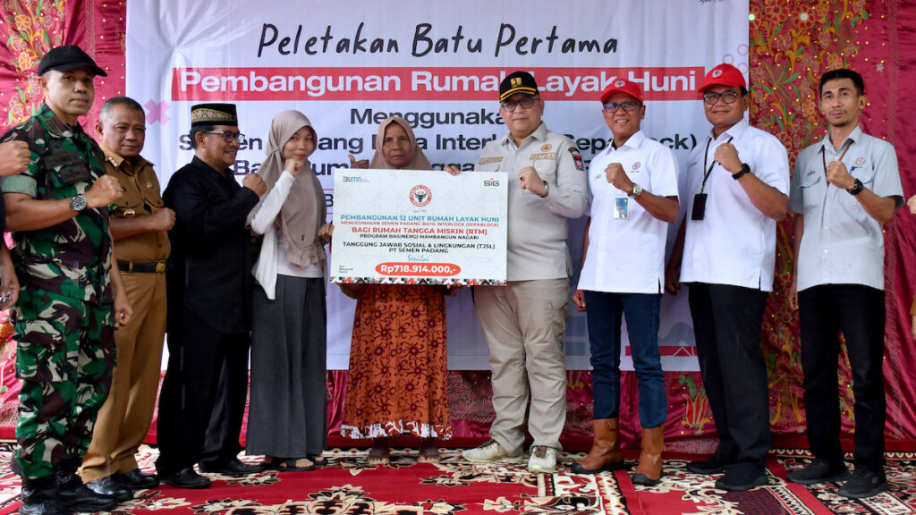 Penyerahan bantuan pembangunan RLH pakai SEPABLOCK oleh PT Semen Padang. (dok. istimewa)