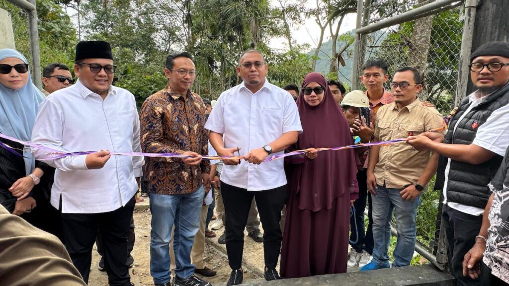 Wakil Ketua Komisi VI DPR RI, Andre Roside bersama VP Area Network Operations Sumatera Nugroho A Wibowo dan jajaran serta kader Gerindra di Tanah Datar hadir dalam peresmian BTS Telkomsel di Sungai Patai, Kecamatan Sungayang, Kabupaten Tanah Datar. (dok. istimewa)