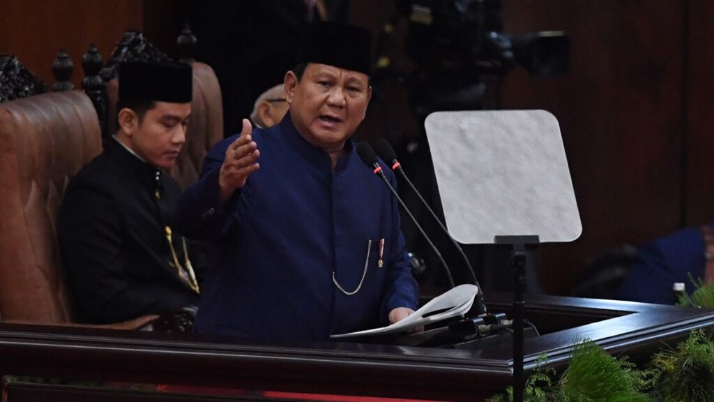 Presiden Prabowo Subianto menyampaikan pidato perdana usai dilantik pada sidang paripurna MPR di Gedung Nusantara, Kompleks Parlemen, Senayan, Jakarta, Minggu (20/10/2024). Prabowo Subianto dan Gibran Rakabuming Raka dilantik sebagai Presiden dan Wakil Presiden Republik Indonesia masa bakti 2024-2029. (ANTARA FOTO/Akbar Nugroho Gumay/wpa)