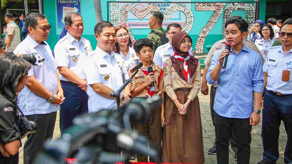 Penjabat (Pj) Gubernur DKI Jakarta, Teguh Setyabudi mendampingi Wakil Presiden RI Gibran Rakabuming Raka untuk meninjau proses distribusi MBG di SMPN 270 Jakarta pada Rabu (23/10/2024). (foto: Humas Jakarta)