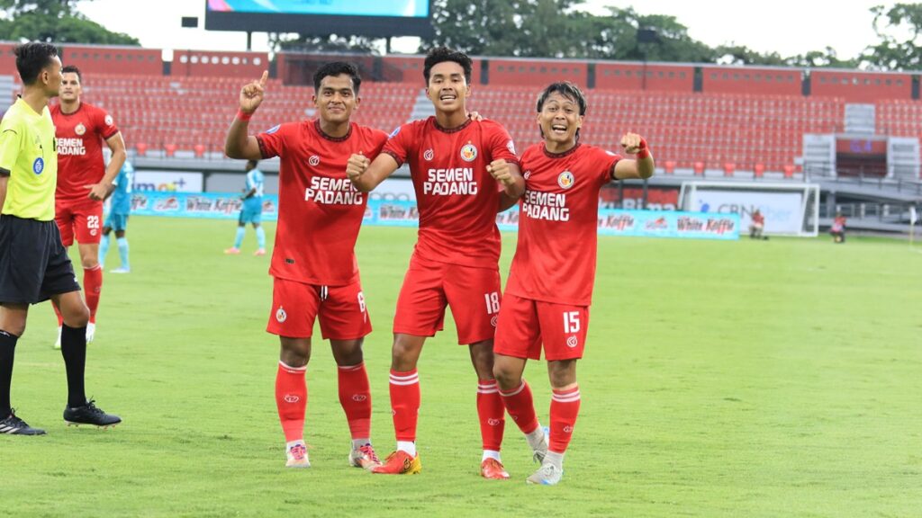 Selebrasi tiga pemain muda Semen Padang FC usai gol pertama tercipta. (dok. MO SPFC)