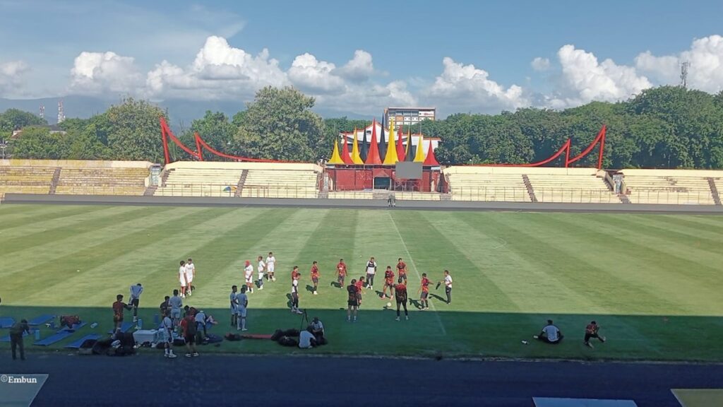 Sesi latihan Semen Padang FC di Stadion Haji Agus Salim Padang usai renovasi. (dok. Radarsumbar/AgoesEmbun)