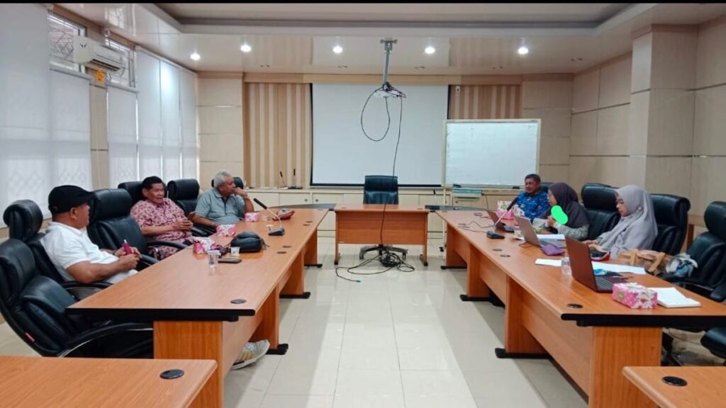 Suasana rapat persiapan Mubes Faterna Unand di Ruang Sidang Dekanat, Selasa (1/10/2024). (dok. istimewa)