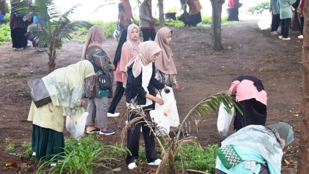 Tenaga honorer di Pemkot Pariaman gelar aksi bersih-bersih pantai. (dok. istimewa)