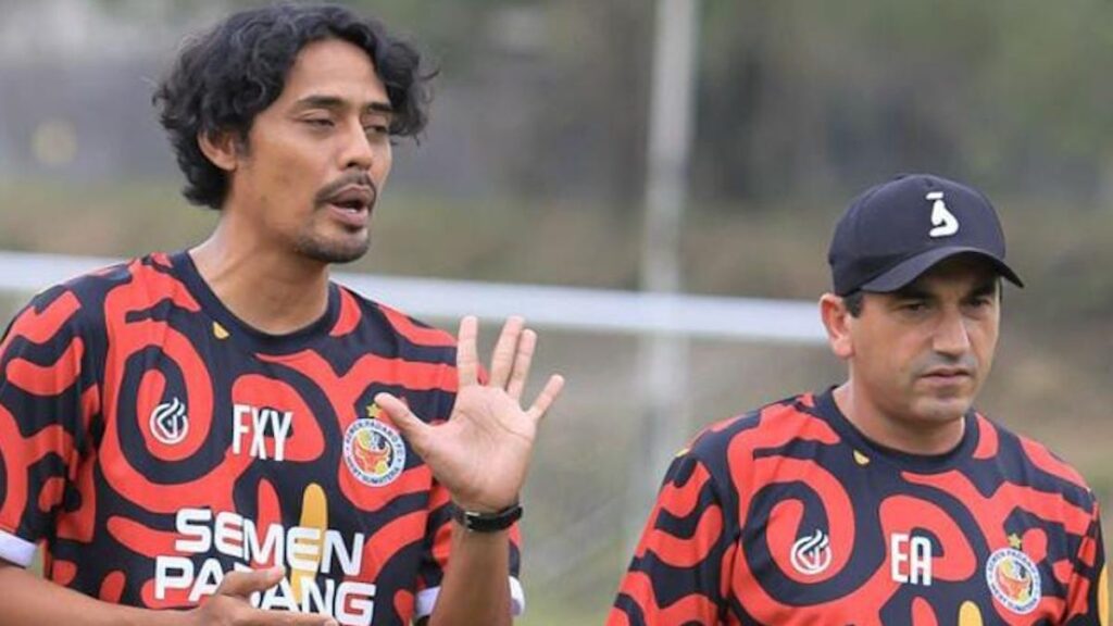 Pelatih Semen Padang FC Eduardo Almeida dan video analyst FX Yanuar Wahyu. (dok. MO SPFC)