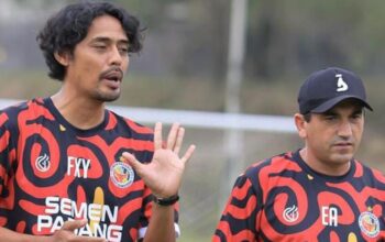 Pelatih Semen Padang FC Eduardo Almeida dan video analyst FX Yanuar Wahyu. (dok. MO SPFC)