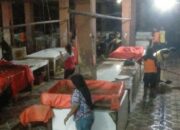 Drainase Tersumbat, DLH Bersama Damkar Bersihkan Los Daging-Ikan Pasar Raya Solok