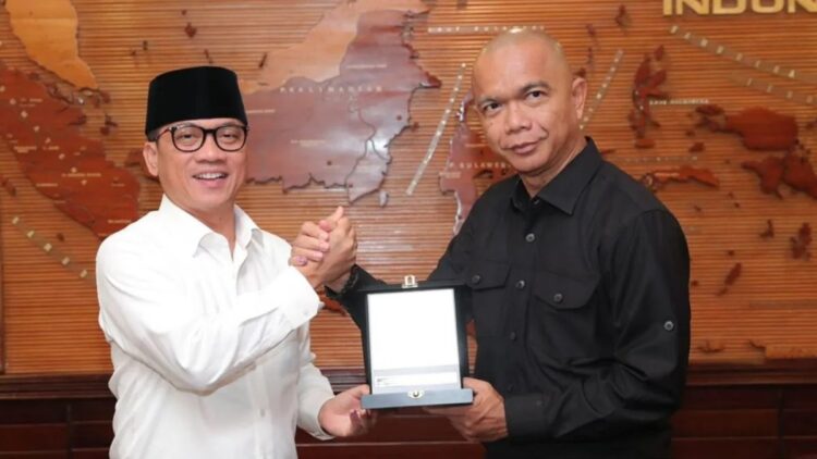 Menteri Desa dan Pembangunan Daerah Tertinggal (Mendes PDT) Yandri Susanto saat menerima audiensi Jaksa Agung Muda Intelijen Kejaksaan Agung RI (JAM-Intel Kejagung) Reda Manthovani di ruang kerjanya di Kantor Kemendes, Jakarta, Kamis (28/11/2024). (ANTARA/HO-Humas Kemendes PDT)