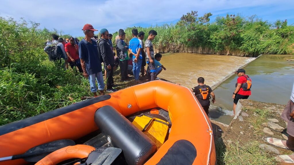 BPBD Padang melakukan pencarian dari korban tenggelam. (dok. BPBD Padang)