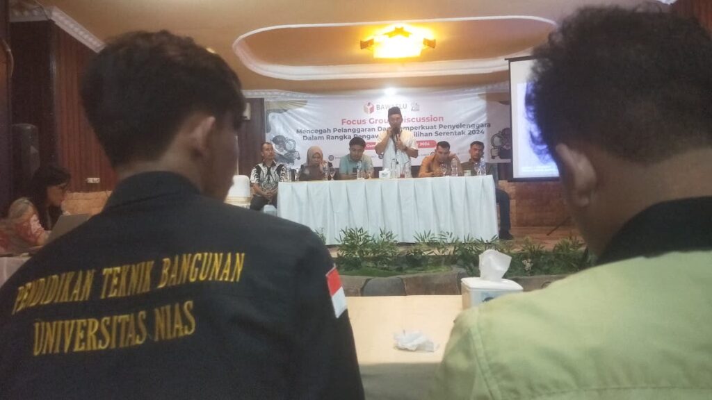 Saut Boangmanalu, Koordinator Divisi Humas dan Data Informasi Bawaslu Sumut saat memberikan arahan dan sambutan FGD, Jumat (8/11/2024). [Kariadil Harefa/RadarSumbar]