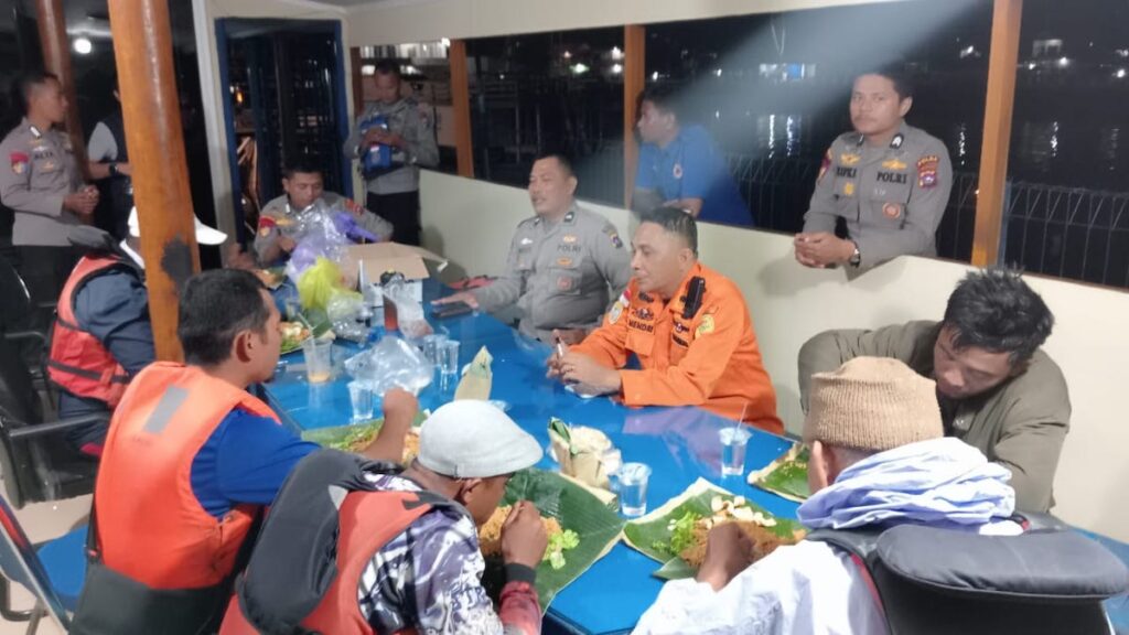 Ditpolrairud Polda Sumbar selamatkan nelayan terombang-ambing di laut. (dok. istimewa)