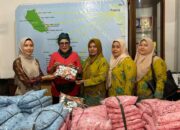 Nurul Anastasia Bantu 100 Mukena untuk Siswi Sekolah di Mentawai