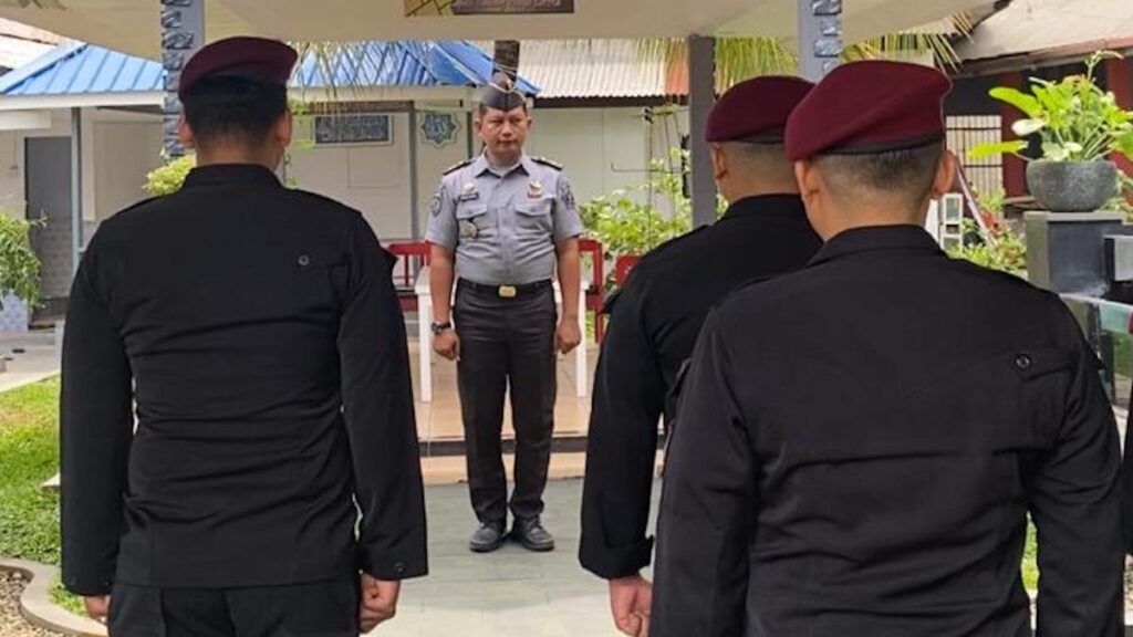 Ka KPLP Kelas II A. Padang periksa handphone personil antisipasi judol. (dok. Humas)