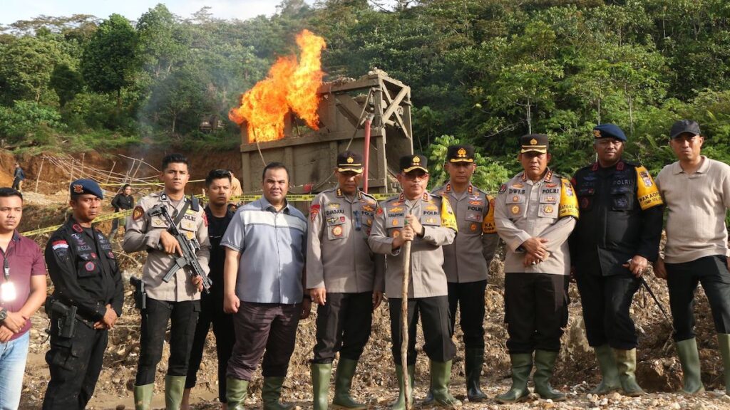 Kapolda Sumbar Irjen Pol Suharyono dan rombongan PJU Polda Sumbar membakar tambang ilegal di Solsel. (dok. istimewa)