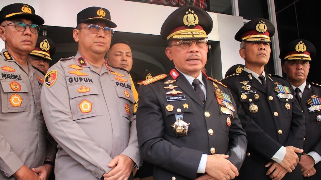 Kapolda Sumbar dan jajaran beri keterangan terkait polisi tembak polisi di Solsel. (dok. istimewa)