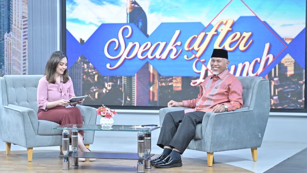 Mahyeldi di acara talk show speak after lunch. (dok. adpsb)