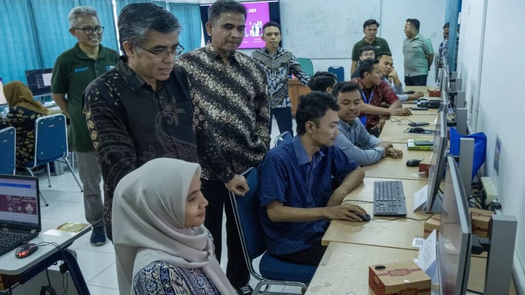 Menteri Ketenagakerjaan (Menaker) Yassierli meninjau langsung proses aktivitas di BLK Kota Padang, Sumatera Barat, Jumat (8/11/2024). (ANTARA/Muhammad Zulfikar)