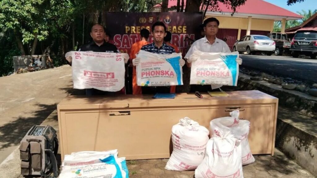 Penyelundupan pupuk dari Sumbar digagalkan Polres Mukomuko. (dok. Antara)