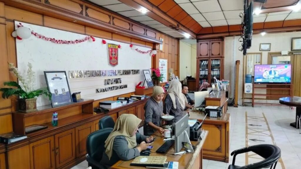 Ruang pelayanan kantor Dinas Penanaman Modal Pelayanan Terpadu Satu Pintu Agam. (dok. Antara)