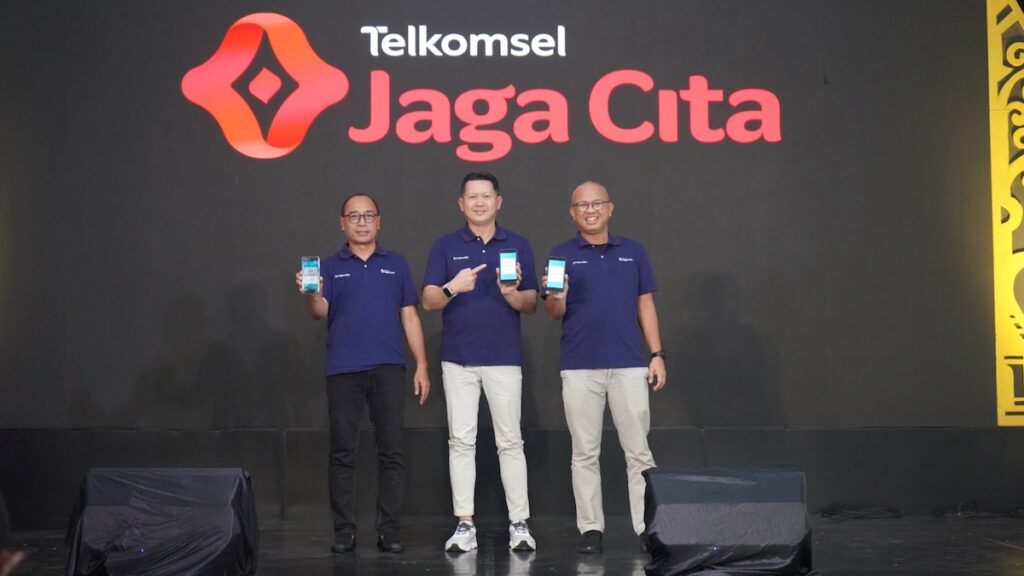 VP Consumer Business Area Jawa Bali Telkomsel, Suryo Hadiyanto; CFO INDICO, Andry Firdiansyah; dan CEO Kuncie, Kemas M. Fadhli hadir dalam peluncuran inisiatif Telkomsel Jaga Cita di Yogyakarta (7/11). (dok. istimewa)