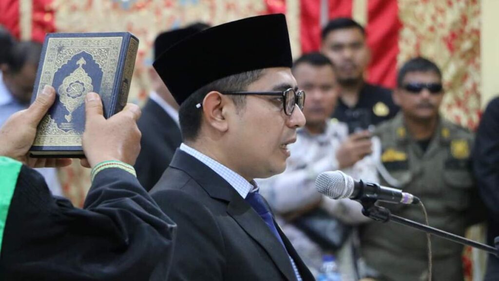 Wakil Ketua DPRD Pariaman Yogi Firman saat melakukan pengambilan sumpah. (dok. istimewa)